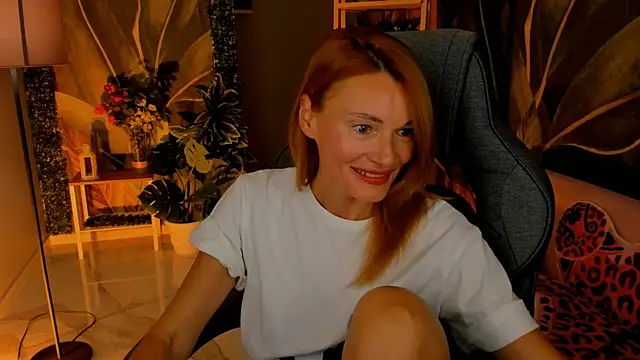 Snapshot of MistyBarnes chatting on 10.11.25 MistyBarnes online show from 10.11.25