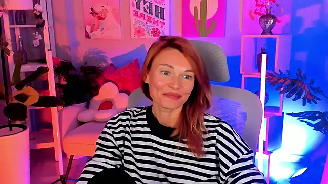 Snapshot of MistyBarnes chatting on 10.12.25 MistyBarnes online show from 10.12.25