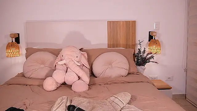 wandathompson  online show from 02.16.26