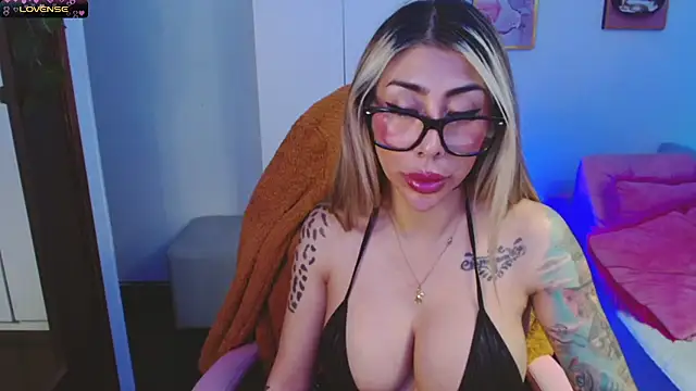 Martina Dash online show from 03.20.25