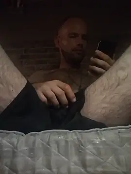 Snapshot of Adamvarga0318 chatting on 09.08.25 Adamvarga0318 online show from 09.08.25