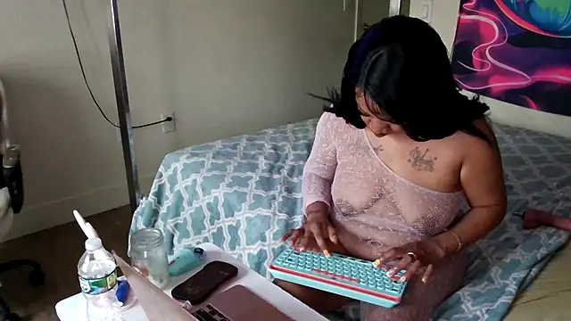 Snapshot of YasmineMinaj chatting on 07.15.26 YasmineMinaj online show from 07.15.26