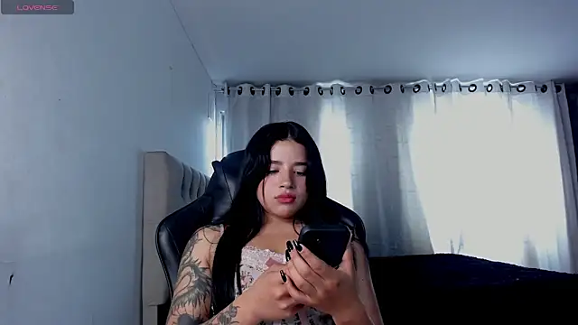 Snapshot of aliice_walker_ chatting on 04.17.26 aliice walker online show from 04.17.26