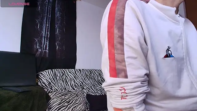 Snapshot of kisstarxxx chatting on 12.18.25 kisstarxxx online show from 12.18.25