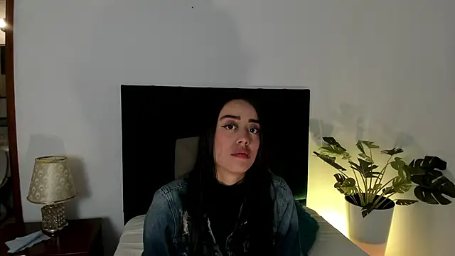 Snapshot of NoraDasilva chatting on 12.20.24 NoraDasilva online show from 12.20.24