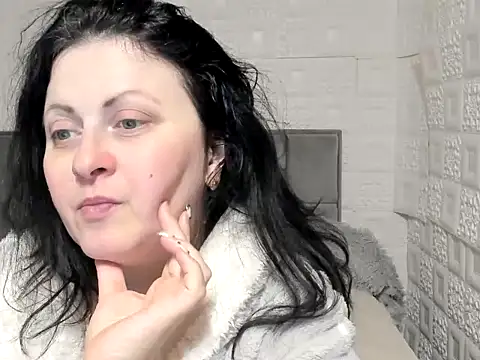 Lillian2 online show from 02.15.25