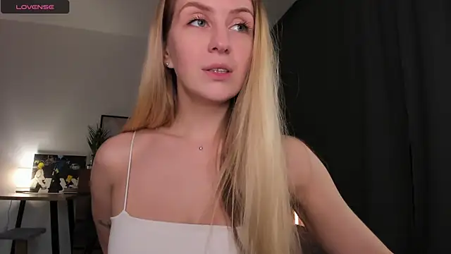 Snapshot of Alice_Dias chatting on 02.28.25 Alice Dias online show from 02.28.25