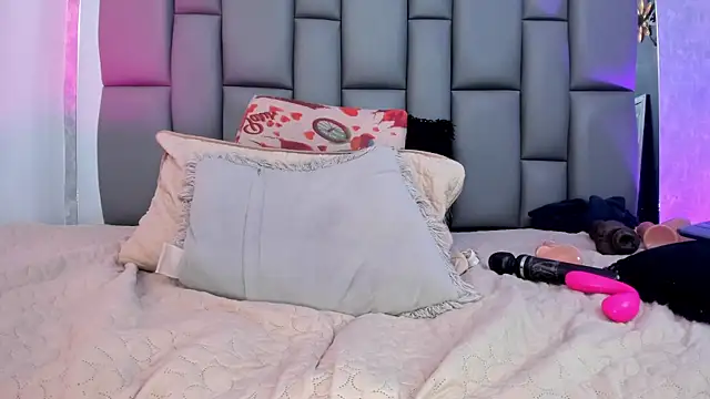 Snapshot of _MiaBrown_ chatting on 01.11.25 MiaBrown online show from 01.11.25