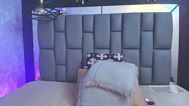 Snapshot of _MiaBrown_ chatting on 09.15.25 MiaBrown online show from 09.15.25