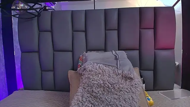 Snapshot of _MiaBrown_ chatting on 09.18.25 MiaBrown online show from 09.18.25