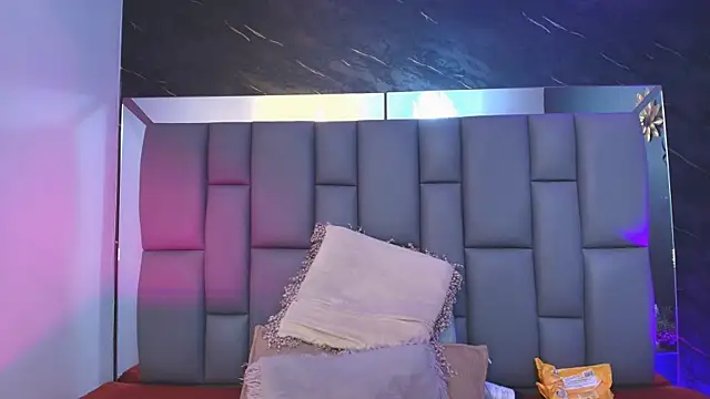 Snapshot of _MiaBrown_ chatting on 10.18.25 MiaBrown online show from 10.18.25