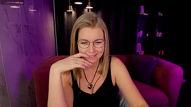 Annie Light online show from 02.28.25