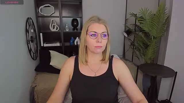 Annie Light online show from 03.21.25