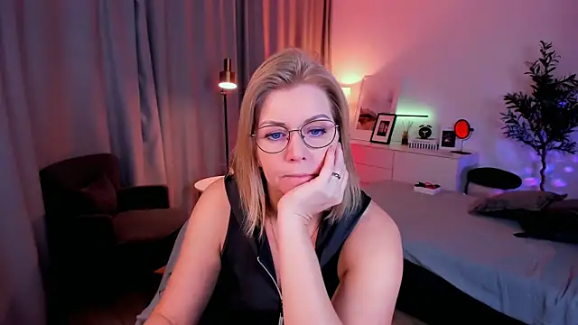 Snapshot of Annie_Light chatting on 04.17.26 Annie Light online show from 04.17.26