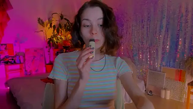 Snapshot of poli__ chatting on 03.18.25 poli   online show from 03.18.25