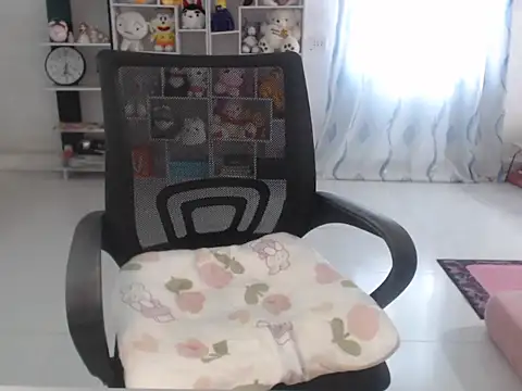 Snapshot of TinyGirls chatting on 09.19.25 TinyGirls online show from 09.19.25