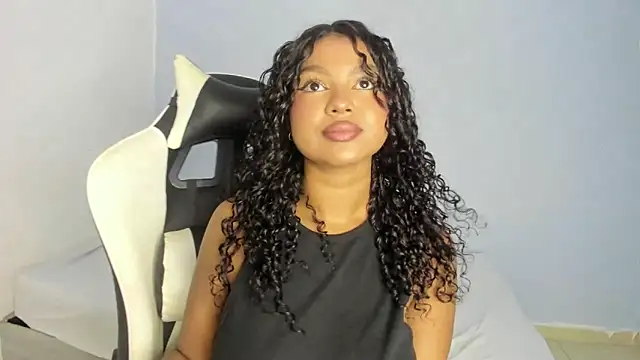Snapshot of chloe_ebony_ chatting on 01.11.25 chloe ebony  online show from 01.11.25