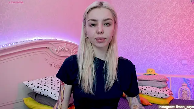 LillyMoure  online show from 02.04.25