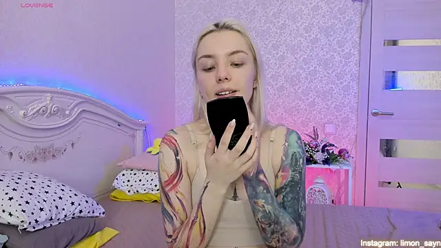 LillyMoure  online show from 03.19.25