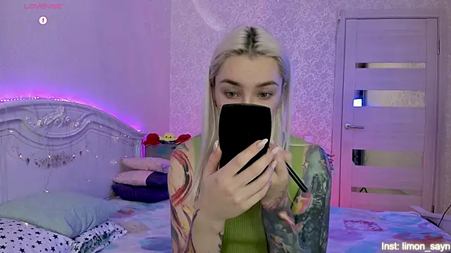 LillyMoure  online show from 10.17.25