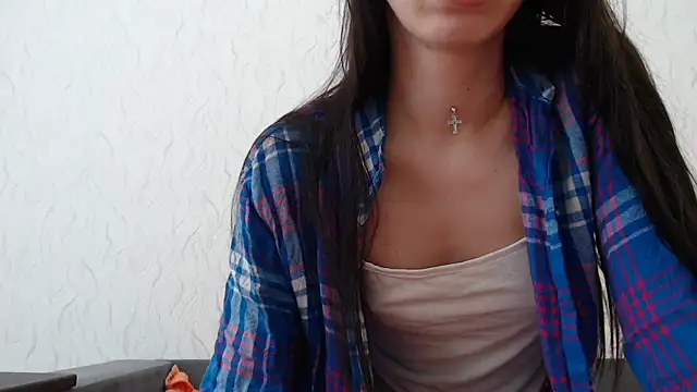 Snapshot of HoneyWiles chatting on 02.19.25 HoneyWiles online show from 02.19.25