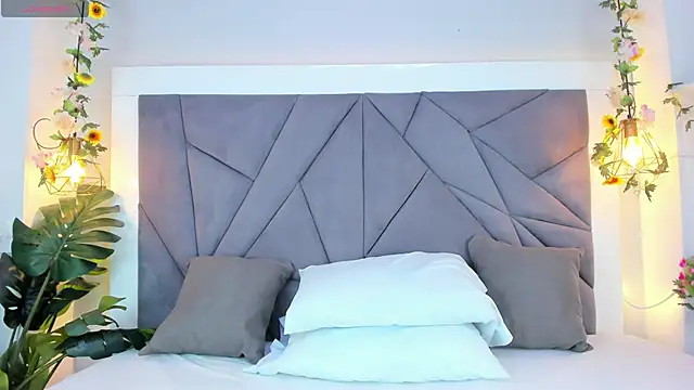 KiarhaTrixie online show from 12.18.25