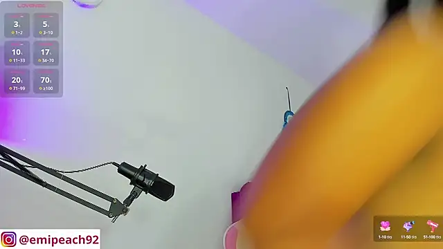 Snapshot of samanthaabloom chatting on 09.23.25 samanthaabloom online show from 09.23.25