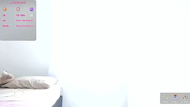 Snapshot of Ania_jones chatting on 10.28.25 Ania jones online show from 10.28.25