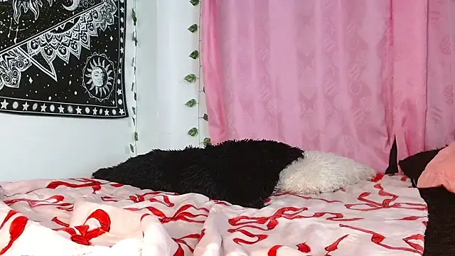 Snapshot of Ebony_D0ll chatting on 12.26.24 Ebony D0ll online show from 12.26.24