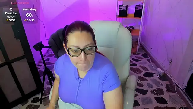 Snapshot of NiickyJones chatting on 09.18.25 NiickyJones online show from 09.18.25