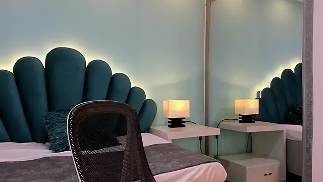 sharlott18 online show from 10.13.25