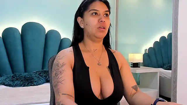 sharlott18 online show from 10.27.25