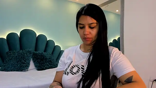 Snapshot of sharlott18 chatting on 02.21.26 sharlott18 online show from 02.21.26