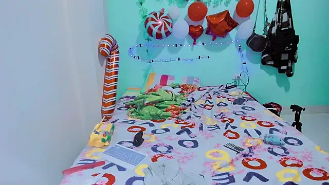 Snapshot of SofiaOlivares chatting on 12.28.24 SofiaOlivares online show from 12.28.24