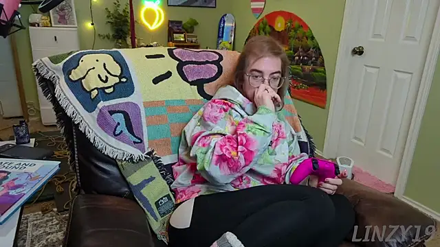 Snapshot of Linzy_19 chatting on 02.19.25 Linzy 19 online show from 02.19.25