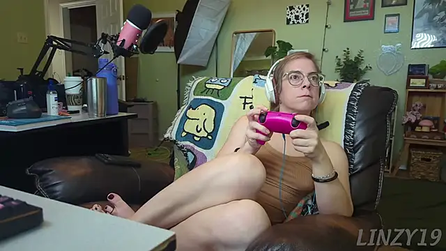 Snapshot of Linzy_19 chatting on 03.01.25 Linzy 19 online show from 03.01.25