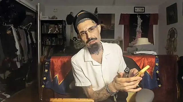 Snapshot of RoosterWabbit chatting on 03.08.25 RoosterWabbit online show from 03.08.25