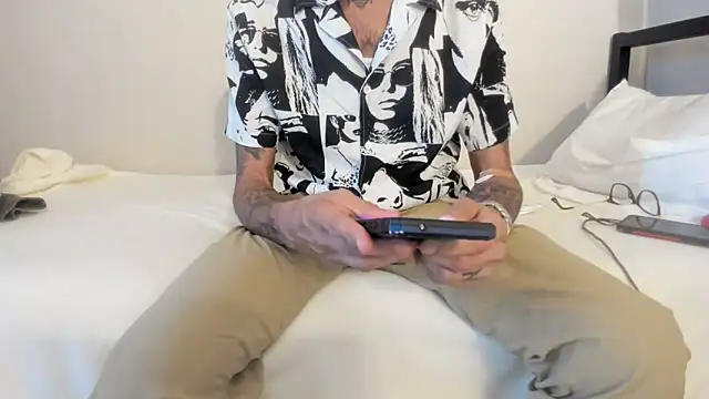 Snapshot of RoosterWabbit chatting on 09.24.25 RoosterWabbit online show from 09.24.25