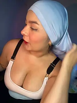 Snapshot of aneesa_darzi chatting on 12.04.24 aneesa darzi online show from 12.04.24