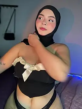 Snapshot of aneesa_darzi chatting on 01.31.25 aneesa darzi online show from 01.31.25