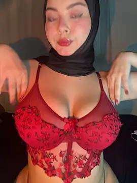 Snapshot of aneesa_darzi chatting on 10.11.25 aneesa darzi online show from 10.11.25