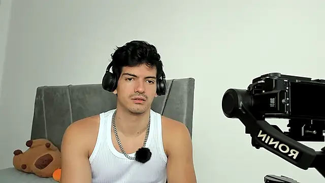 Snapshot of magnusifrit chatting on 10.28.25 magnusifrit online show from 10.28.25