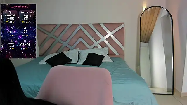 Snapshot of pamela_anderson_ chatting on 01.15.25 pamela anderson online show from 01.15.25