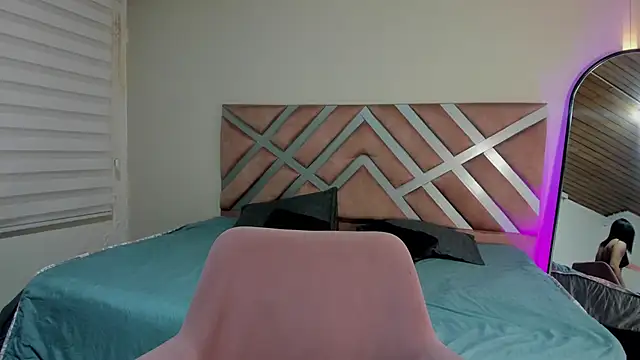 Snapshot of pamela_anderson_ chatting on 01.22.25 pamela anderson online show from 01.22.25