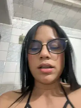 Snapshot of pamela_anderson_ chatting on 02.05.25 pamela anderson online show from 02.05.25