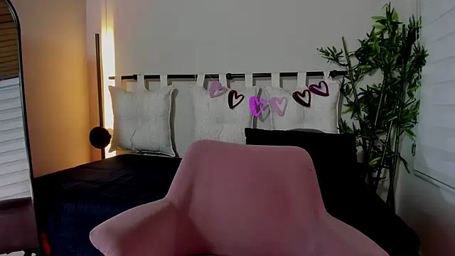 Snapshot of pamela_anderson_ chatting on 02.18.25 pamela anderson online show from 02.18.25