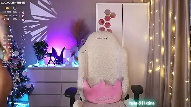 Snapshot of Break-me-Shake-me chatting on 01.24.25 Break-me-Shake-me online show from 01.24.25