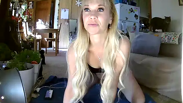 Snapshot of lyra_rose chatting on 12.21.25 lyra rose online show from 12.21.25