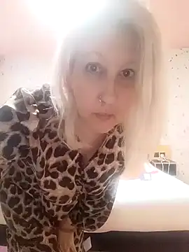 Snapshot of MaggieMoonxxx chatting on 02.08.25 MaggieMoonxxx online show from 02.08.25