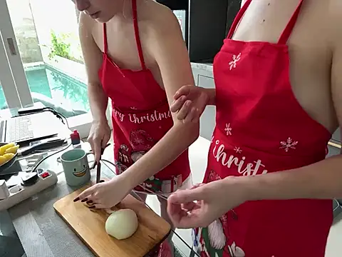 Snapshot of Nura_n_Sarah chatting on 12.24.24 Nura n Sarah online show from 12.24.24